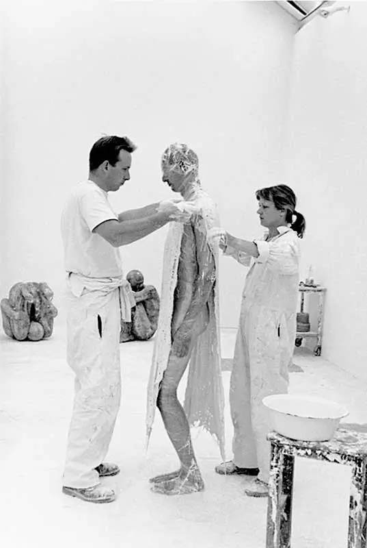 antony-gormley-making-body-casts