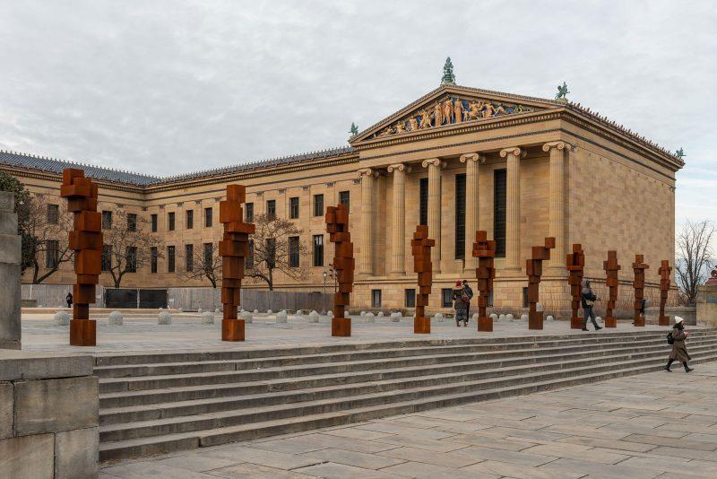 Artblog-STAND-2018-by-Antony-Gormley-Installation-view-Philadelphia-Museum-of-Art-Courtesy-the-artist-and-Sean-Kelly-Gallery-Photo-by-Joseph-Hu-2019-800x534
